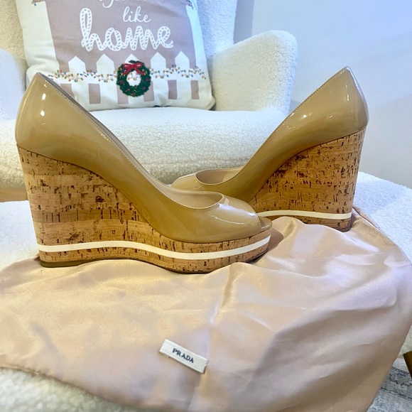 Classic and timeless beige patent leather Prada wedge cork heels - Picture 7 of 13